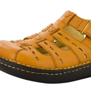 NWT Pesca Alegria Cognac Sandal